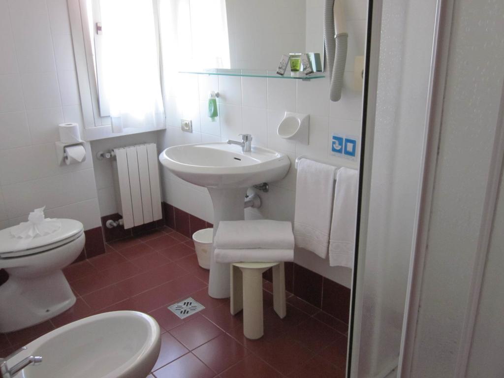 Hotel Marina Torri Del Benaco Bagian luar foto