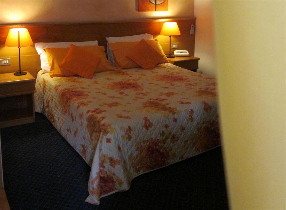 Hotel Marina Torri Del Benaco Bagian luar foto