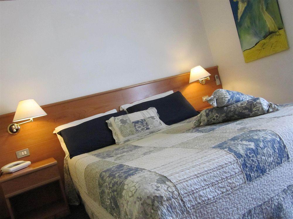 Hotel Marina Torri Del Benaco Bagian luar foto