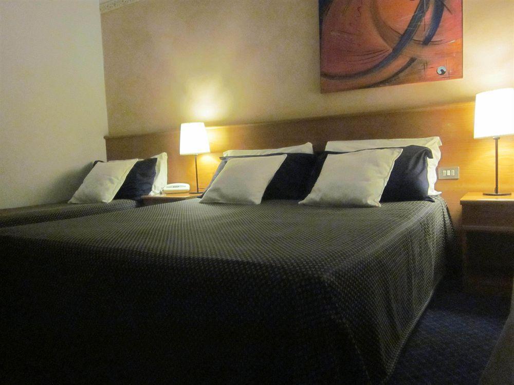 Hotel Marina Torri Del Benaco Bagian luar foto